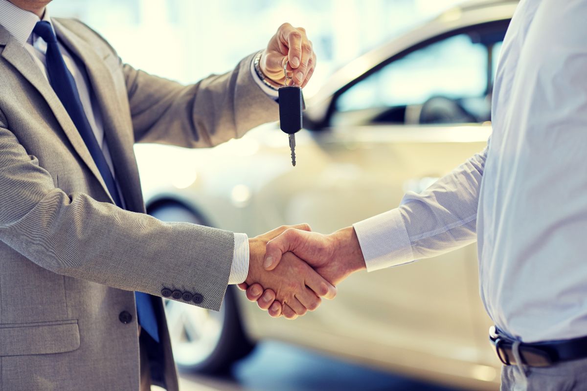 Poza de cover. Ce trebuie sa faci cand cumperi o masina second hand_Sfaturi si recomandari pentru verificarea acesteia si alte informatii esentiale_Agent de vanzari auto, cumparator, masina