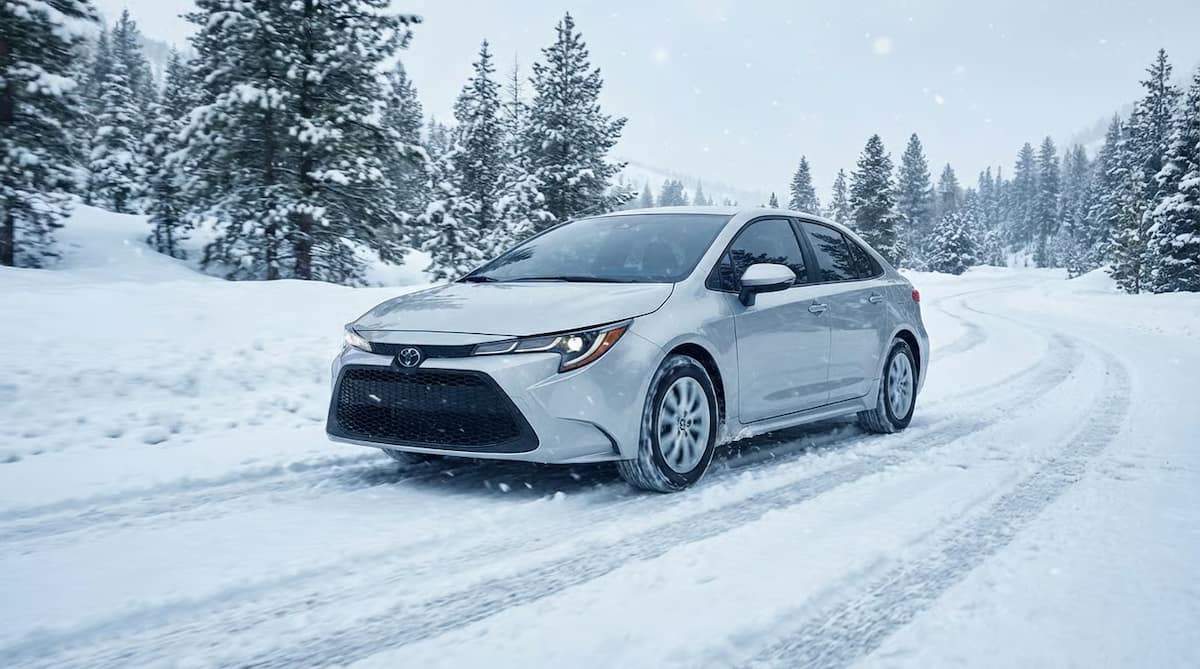 2 tipuri de tractiune - Automobil modern cu tractiune fata navigand cu incredere pe un drum montan acoperit cu zapada