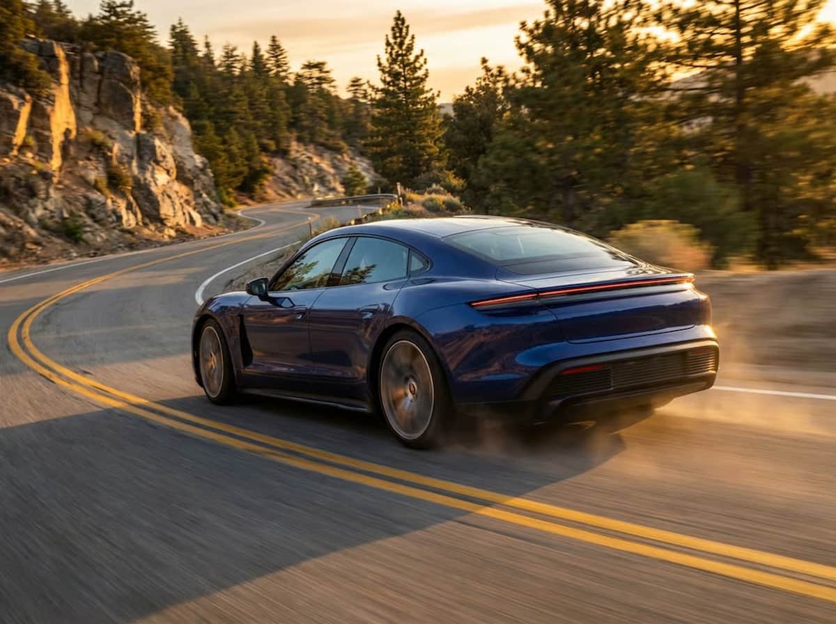 3 tipuri de tractiune - Automobil sport premium cu tractiune spate demonstrand manevrabilitate superioara