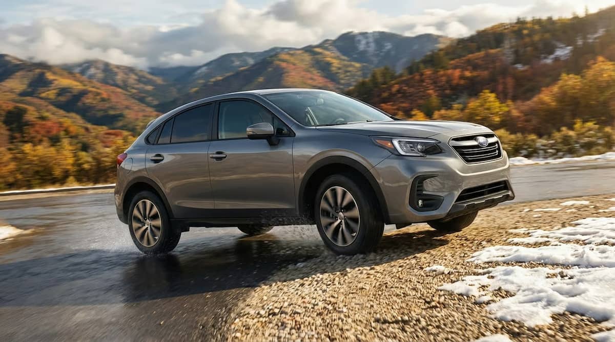 5 tipuri de tractiune - SUV modern cu sistem AWD navigand cu incredere pe teren mixt,