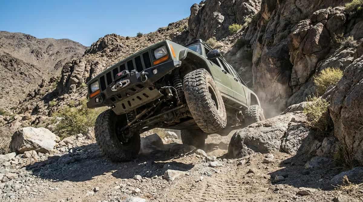 6 tipuri de tractiune - Vehicul off-road robust cu sistem 4WD escaladand teren montan extrem de dificil,