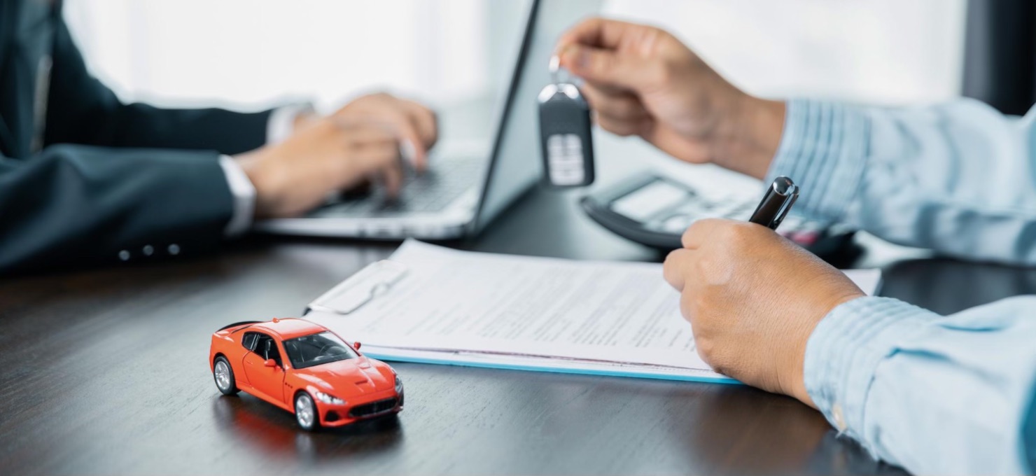 Contractul de vanzare-cumparare (barbat care completeaza un contract, vanzare auto, reprezentanta auto)